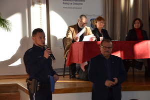 zdjęcia z sali, prelegenci przemawiają, osoby zgromadzone siedzą na krzesłach i słuchają ,