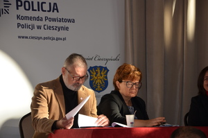 zdjęcia z sali, prelegenci przemawiają, osoby zgromadzone siedzą na krzesłach i słuchają ,