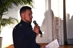 zdjęcia z sali, prelegenci przemawiają, osoby zgromadzone siedzą na krzesłach i słuchają ,