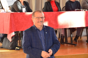 zdjęcia z sali, prelegenci przemawiają, osoby zgromadzone siedzą na krzesłach i słuchają ,