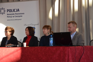 zdjęcia z sali, prelegenci przemawiają, osoby zgromadzone siedzą na krzesłach i słuchają ,