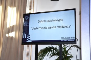 zdjęcia z sali, prelegenci przemawiają, osoby zgromadzone siedzą na krzesłach i słuchają ,