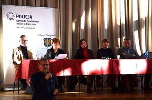 zdjęcia z sali, prelegenci przemawiają, osoby zgromadzone siedzą na krzesłach i słuchają ,