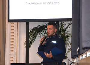 zdjęcia z sali, prelegenci przemawiają, osoby zgromadzone siedzą na krzesłach i słuchają ,