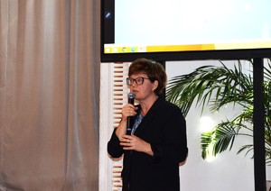 zdjęcia z sali, prelegenci przemawiają, osoby zgromadzone siedzą na krzesłach i słuchają ,