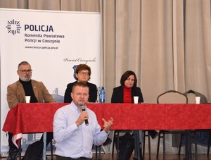 zdjęcia z sali, prelegenci przemawiają, osoby zgromadzone siedzą na krzesłach i słuchają ,