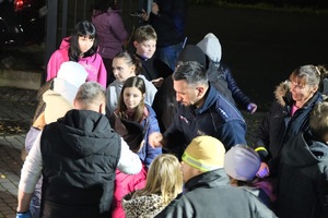 osoby pozują do zdjęć i zakładają na przedramię odblaski