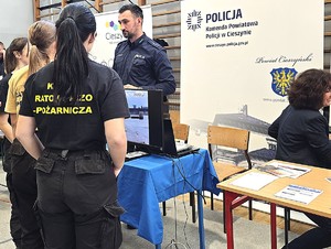 młodzież ogląda stoisko policji na targach, sala gimnastyczna