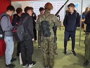 młodzież ogląda atrakcje na stoiskach wystawowych, sala gimnastyczna