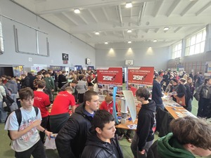 młodzież ogląda atrakcje na stoiskach wystawowych, sala gimnastyczna