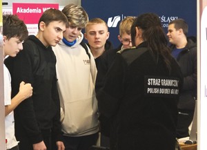 młodzież ogląda atrakcje przy stoiskach