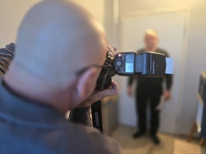 policjant robi zdjęcie aparatem