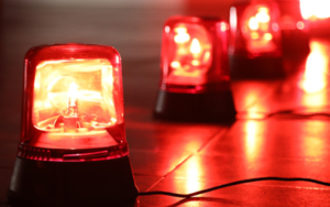 czerwone światła błyskowe w nocy