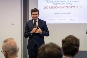 wojewoda Marek Wójcik przemawia, trzyma mikrofon