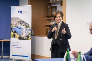 starosta Cieszyński Janina Żagan przemawia, trzyma mikrofon