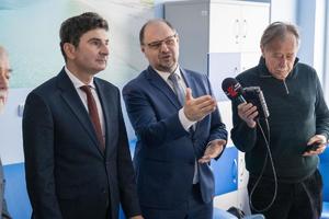 goście honorowi zwiedzają szpital