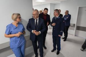 goście honorowi zwiedzają szpital