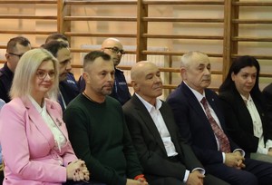 osoby zebrane obok siebie w sali