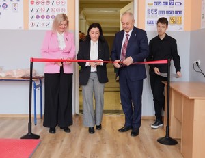 osoby przecinają wstęgę