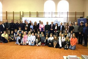 uczestnicy siedzą na sali gimnastycznej