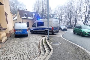 dzień, rondo, pojazdy policji, pochmurno