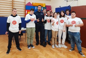 zdjęcie grupowe uczniów z policjantem