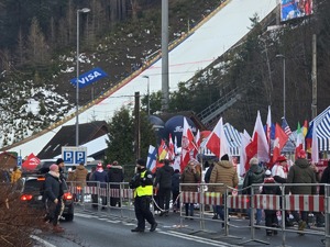 dzień, pochmurno, zima, policjanci zabezpieczają turniej, widoczni liczni kibice