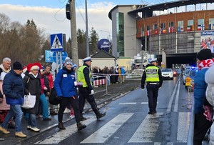 dzień, pochmurno, zima, policjanci zabezpieczają turniej, widoczni liczni kibice