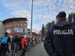 dzień, pochmurno, zima, policjanci zabezpieczają turniej, widoczni liczni kibice
