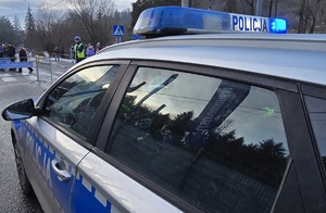 dzień, pochmurno, zima, policjanci zabezpieczają turniej, widoczni liczni kibice