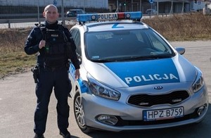 policjant obok radiowozu