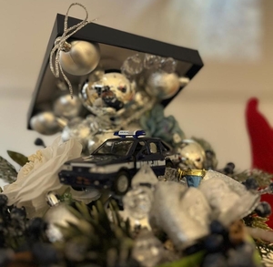 bombki świąteczne i samochodzik policji zabawka