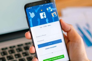 zdjęcie telefonu w dłoni