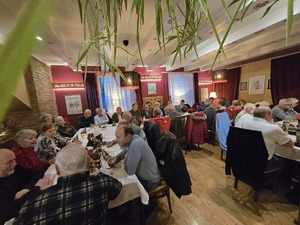 sala, ludzie siedzą przy stolach, spotkanie wigilijne