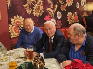 sala, ludzie siedzą przy stolach, spotkanie wigilijne