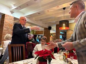 sala, ludzie siedzą przy stolach, spotkanie wigilijne