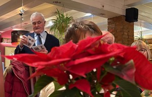 sala, ludzie siedzą przy stolach, spotkanie wigilijne