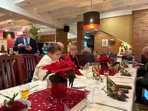 sala, ludzie siedzą przy stolach, spotkanie wigilijne