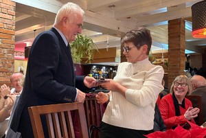 sala, ludzie siedzą przy stolach, spotkanie wigilijne