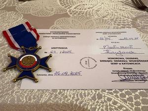 sala, ludzie siedzą przy stolach, spotkanie wigilijne