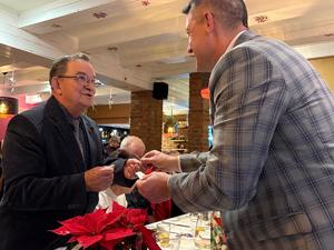 sala, ludzie siedzą przy stolach, spotkanie wigilijne