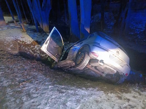 noc, droga, pojazd w rowie,oświetlają go światła radiowozu