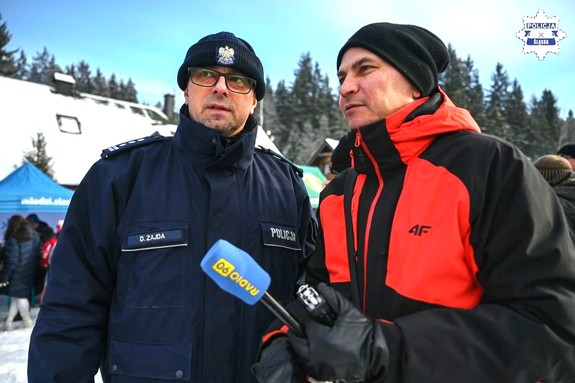 policjant udziela wywiadu dziennikarzowi, zima,dzień, śnieg