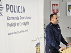 sala sesyjna, sztuczne światło, samorządowcy i policjanci zgromadzeni na sali siedzą i oglądają prezentację