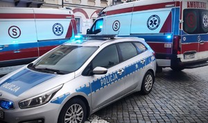 pojazd policji i pogotowia ratunkowego, dzień, stoją obok siebie na płycie cieszyńskiego rynku