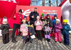 dzień, słonecznie, zima, śnieg, policjant rozmawia z dziećmi