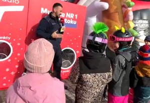 dzień, słonecznie, zima, śnieg, policjant rozmawia z dziećmi