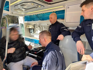dzień, policjanci w karetce pogotowia uczą ratowników medycznych samoobrony