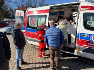 dzień, policjanci w karetce pogotowia uczą ratowników medycznych samoobrony