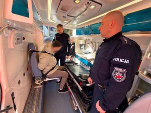 dzień, policjanci w karetce pogotowia uczą ratowników medycznych samoobrony